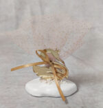 Μπομπονιέρα βάπτισης κύκνος από χρυσό καθρέφτη plexi-glass και ροζ τούλι με χρυσό glitter.