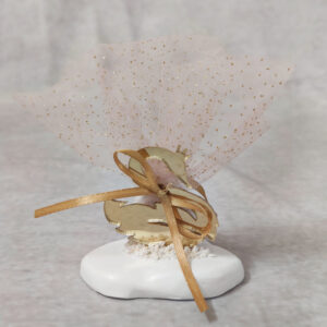 Μπομπονιέρα βάπτισης κύκνος από χρυσό καθρέφτη plexi-glass και ροζ τούλι με χρυσό glitter.