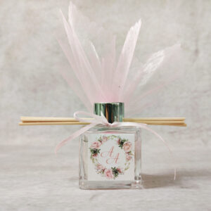 Μπομπονιέρα γάμου ή βάπτισης αρωματικό χώρου 50 ml με εκτύπωση της επιλογής σας και ξύλινα στικ.