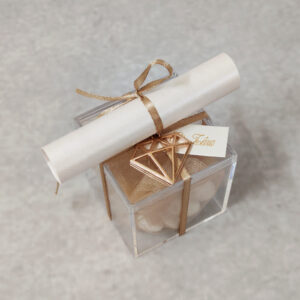 Προσκλητήριο - μπομπονιέρα γάμου plexi-glass κουτί με περλέ πάπυρο και μεταλλικό rose gold διαμάντι.