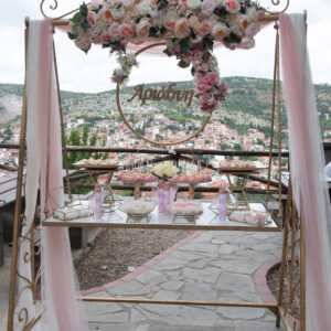 Στολισμός βάπτισης για κορίτσι με λουλούδια και χρυσά στοιχεία.