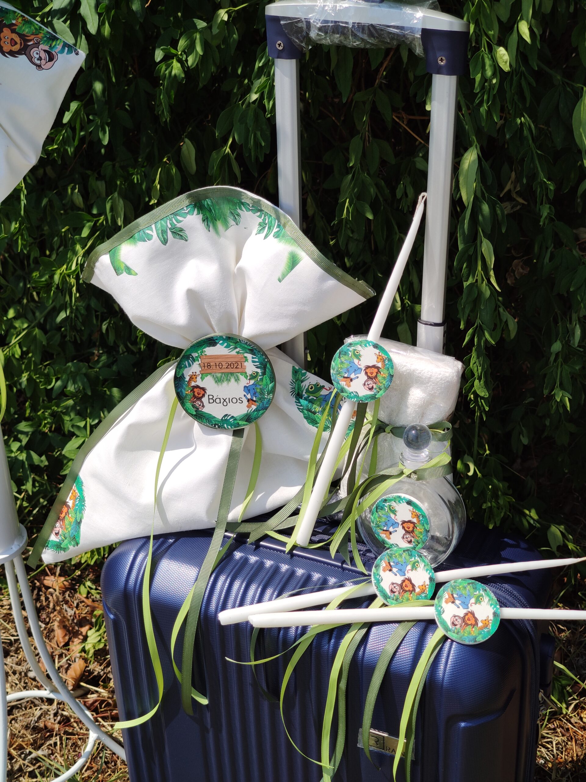 Πακέτο βάπτισης για αγόρι με θέμα ζωάκια της ζούγκλας σε πράσινες αποχρώσεις.