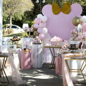 Εντυπωσιακός στολισμός βάπτισης για κορίτσι με θέμα Minnie Mouse με χρυσές και ροζ αποχρώσεις.