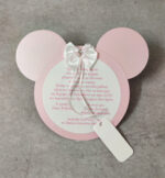 Ανάγλυφο προσκλητήριο βάπτισης σε σχήμα minnie mouse, από περλέ χαρτιά, με φιόγκο και στρας.