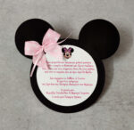 Ανάγλυφο προσκλητήριο βάπτισης σε σχήμα minnie mouse με πουά φιόγκο.