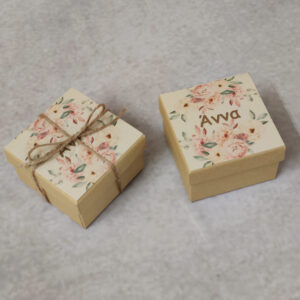 Μπομπονιέρα βάπτισης κουτάκι από οικολογικό χαρτί με εκτύπωση floral θέμα και το όνομα του μωρού.