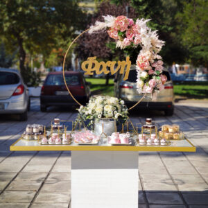 Στολισμός βάπτισης για κορίτσι σε minimal γραμμή, με φυσικά λουλούδια.