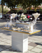 Λευκός στολισμός γάμου και βάπτισης με χρυσά στοιχεία και φυσικά λουλούδια.