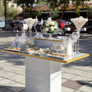 Λευκός στολισμός γάμου και βάπτισης με χρυσά στοιχεία και φυσικά λουλούδια.