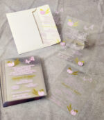 Προσκλητήριο βάπτισης από διάφανο γυαλιστερό υλικό PVC με ροζ και χρυσή μεταξοτυπία και φάκελο.