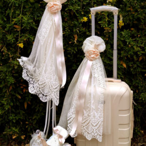 Ρομαντικό πακέτο βάπτισης για κορίτσι με γαλλική δαντέλα, σατέν κορδέλες, τούλι και λουλούδια.