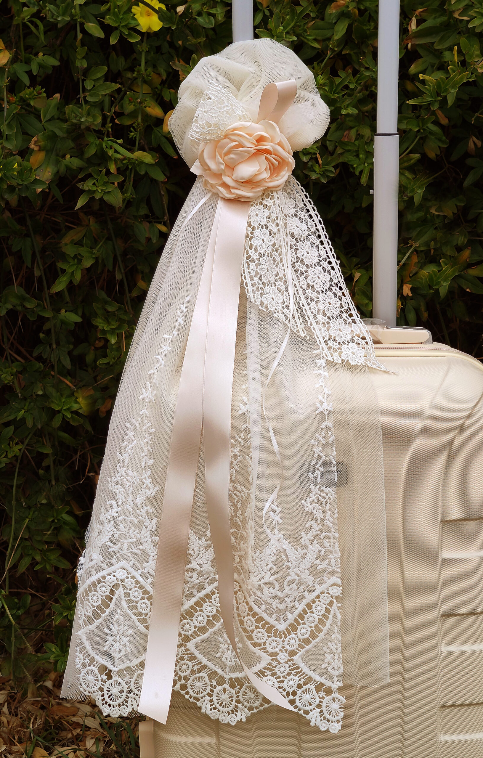 Ρομαντικό πακέτο βάπτισης για κορίτσι με γαλλική δαντέλα, σατέν κορδέλες, τούλι και λουλούδια.