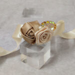 Σετ 10 βραχιόλια για τις φίλες της νύφης με σατέν τριαντάφυλλα, πέρλες και ανάγλυφη χάντρα.