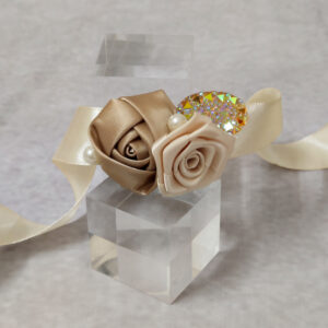 Σετ 10 βραχιόλια για τις φίλες της νύφης με σατέν τριαντάφυλλα, πέρλες και ανάγλυφη χάντρα.