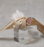 Σετ 10 βραχιόλια για τις φίλες της νύφης με σατέν τριαντάφυλλο, πέρλες, ανάγλυφη χάντρα και πούπουλο.