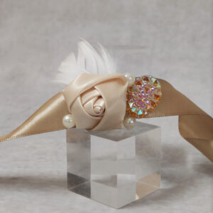 Σετ 10 βραχιόλια για τις φίλες της νύφης με σατέν τριαντάφυλλο, πέρλες, ανάγλυφη χάντρα και πούπουλο.