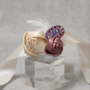 Σετ 10 βραχιόλια για τις φίλες της νύφης με σατέν τριαντάφυλλα, ανάγλυφη χάντρα και πούπουλο.