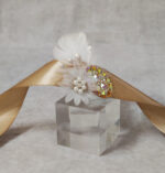 Σετ 10 βραχιόλια για τις φίλες της νύφης με σατέν λουλούδι, πέρλες, ανάγλυφη χάντρα και πούπουλο.