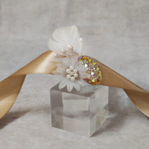 Σετ 10 βραχιόλια για τις φίλες της νύφης με σατέν λουλούδι, πέρλες, ανάγλυφη χάντρα και πούπουλο.