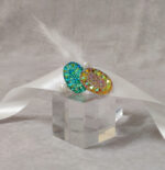 Σετ 10 βραχιόλια για τις φίλες της νύφης με ανάγλυφες, ιριδίζουσες χάντρες, πέρλες και πούπουλο.