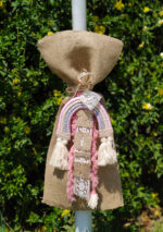 Λαμπάδα βάπτισης με θέμα ουράνιο τόξο.