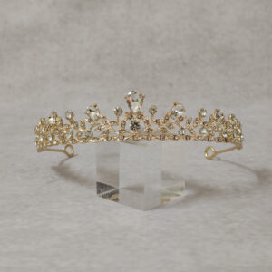 Νυφική τιάρα σε χρυσή απόχρωση με λευκά στρας και πέτρες τύπου swarovski.