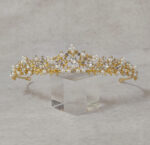 Νυφική τιάρα σε χρυσή απόχρωση με λευκά στρας τύπου swarovski και πέρλες.
