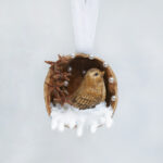 Μοναδικό στολίδι σε φυσικό καρύδι με σπουργίτι σε χιόνι, φυσικό κλαδάκι με αστεροειδή γλυκάνισο και λευκές πέρλες.