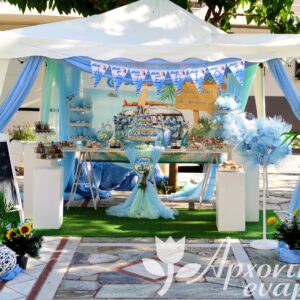 Στολισμός με θέμα Aloha σε λευκές και γαλάζιες αποχρώσεις.