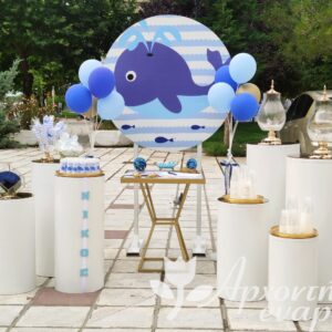 Στολισμός με θέμα Baby Whale με χρυσά στοιχεία και θαλασσινές πινελιές