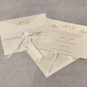 Προσκλητήριο γάμου με περλέ ανάγλυφη εκτύπωση και σατέν κορδελάκι.