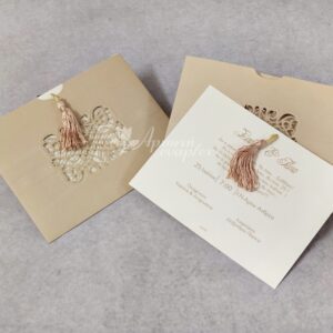 Προσκλητήριο γάμου με laser cut φάκελο και σοκολά φουντίτσα.