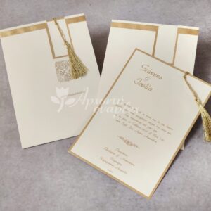 Προσκλητήριο γάμου με χρυσοτυπία, αναγλυφότητες και χρυσή φουντίτσα.