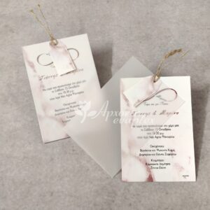 Προσκλητήριο γάμου με ριζόχαρτο και καρτελάκι καλέσματος.