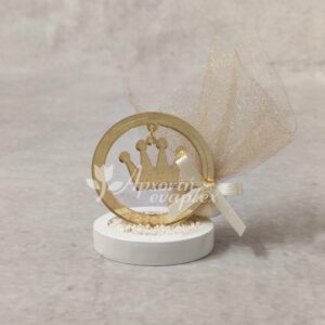 Μπομπονιέρα γάμου - βάπτισης Princess από χρυσό καθρέφτη plexi-glass και εκρού τούλι με χρυσό glitter.