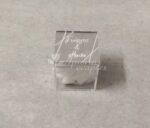 Μπομπονιέρα γάμου διάφανο κουτί με καπάκι απο ασημί καρθέφτη plexi glass και μεταξοτυπία.