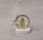 Μπομπονιέρα γάμου - βάπτισης Παναγία - Χριστός από χρυσό καθρέφτη plexi-glass και εκρού τούλι με χρυσό glitter.