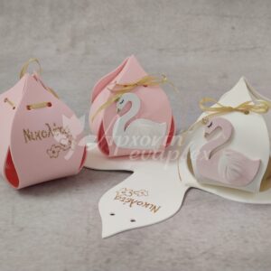 Μπομπονιέρα βάπτισης πουγκί από υλικό EVA με ανάγλυφα στοιχεία και θέμα κύκνος.