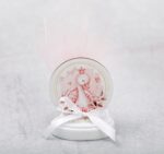 Μπομπονιέρα βάπτισης κύκνος ξύλινη,  σε βότσαλο