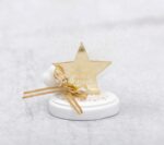 Μπομπονιέρα γάμου - βάπτισης αστέρι από χρυσό καθρέφτη plexi-glass και εκρού τούλι με χρυσό glitter.