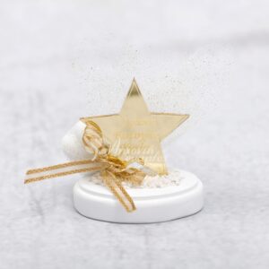 Μπομπονιέρα γάμου - βάπτισης αστέρι από χρυσό καθρέφτη plexi-glass και εκρού τούλι με χρυσό glitter.