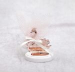 Μπομπονιέρα βάπτισης κύκνος από ροζ χρυσό καθρέφτη plexi-glass και ροζ δίχτυ.