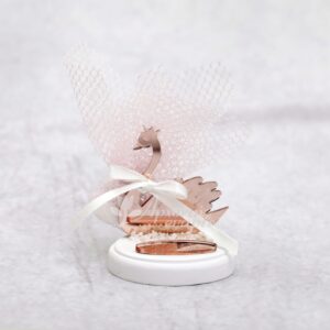 Μπομπονιέρα βάπτισης κύκνος από ροζ χρυσό καθρέφτη plexi-glass και ροζ δίχτυ.