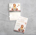 Προσκλητήριο βάπτισης με θέμα λιονταράκι  σε αμαξάκι και εκτυπωμένος φάκελος - κουτί.