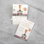 Προσκλητήριο βάπτισης με θέμα καμηλοπάρδαλη σε αμαξάκι και εκτυπωμένος φάκελος - κουτί.