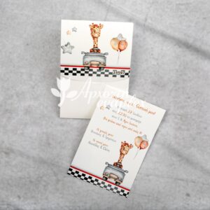 Προσκλητήριο βάπτισης με θέμα καμηλοπάρδαλη σε αμαξάκι και εκτυπωμένος φάκελος - κουτί.