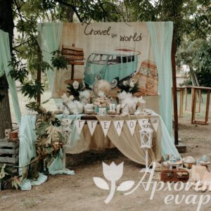 Rustic στολισμός με θέμα Travel the World με ξύλινα στοιχεία.