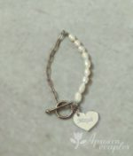Μαρτυρικό βραχιόλι βάπτισης από ανοξείδωτο ατσάλι με πέρλες σε ασημί χρώμα με σταυρουδάκι και καρδιά από ασημί καθρέφτη plexiglass.