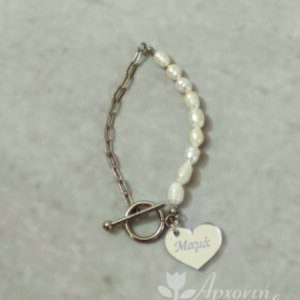 Μαρτυρικό βραχιόλι βάπτισης από ανοξείδωτο ατσάλι με πέρλες σε ασημί χρώμα με σταυρουδάκι και καρδιά από ασημί καθρέφτη plexiglass.