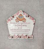 Ξύλινο προσκλητήριο βάπτισης με θέμα την άμαξα.